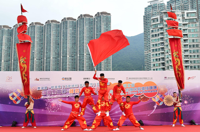 为国庆喝彩 - 离岛区国庆海滨河北省小鲁班马戏团民俗杂技汇演暨离岛区校际啦啦队比赛