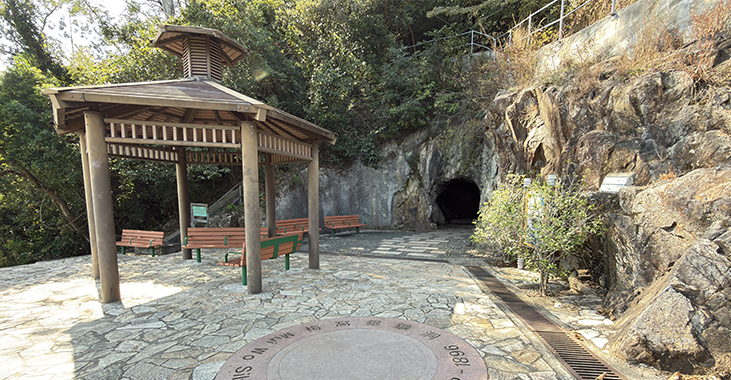 銀礦灣瀑布和銀礦洞